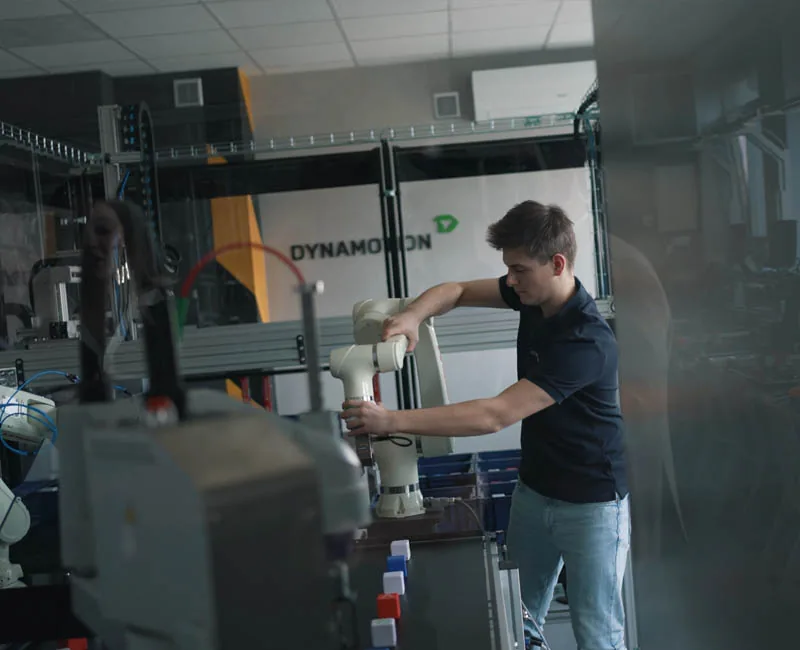Praca przy maszynie – film o wdrożeniu Dynamotion w Krośnie