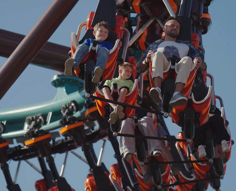 Przejazd kolejką w parku Hossoland – kadr z filmu reklamowego