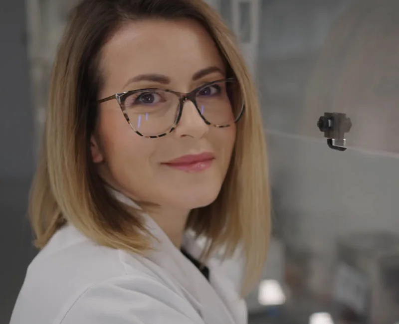 Dr inż. Paulina Bednarczyk w laboratorium – wizytówka filmowa