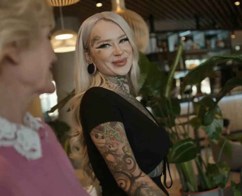 Scena spotkania w restauracji – reklama Payprofit